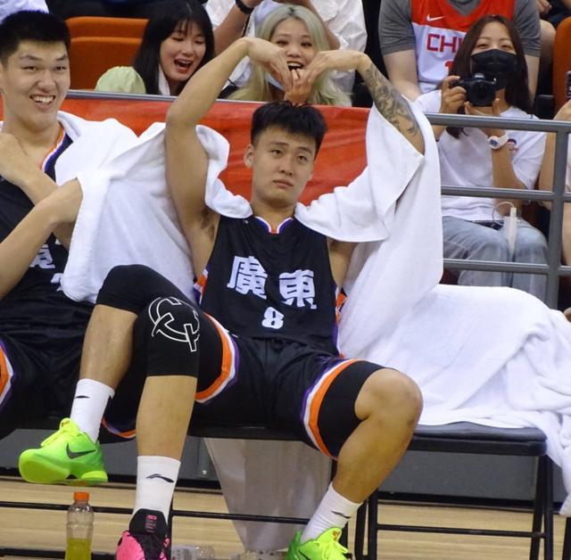  篮球明星公益行，爱心传递温暖人心